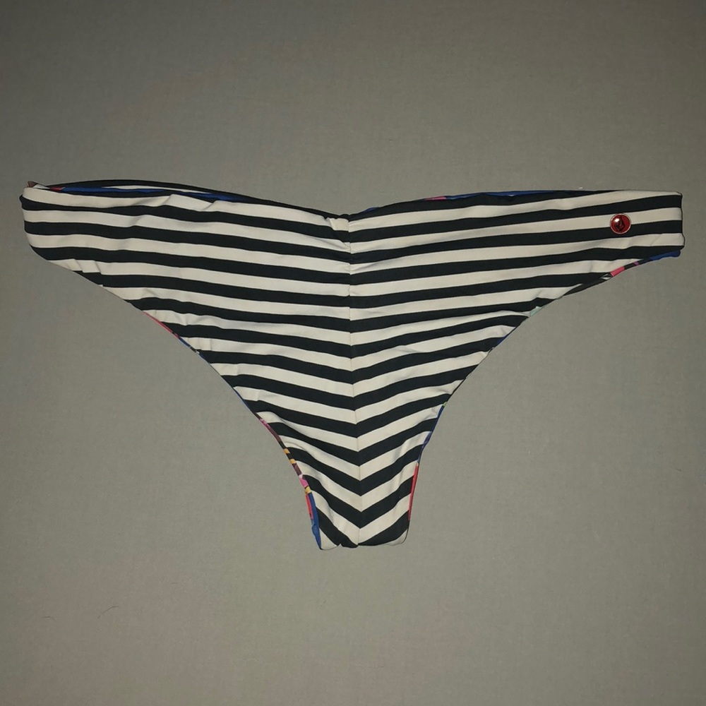 Reversible Volcom bikini - Picture 4 of 4